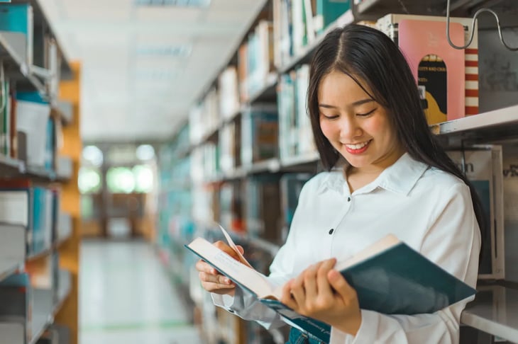 Joven asiática biblioteca